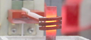 Bobin içine yerleştirilmiş bir parça metalin saniyeler içinde kor kırmızı hale geldiğini görmek, indüksiyonla ısıtmaya aşina olmayanlar için şaşırtıcı olabilir